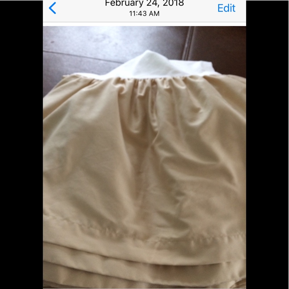 COPY - Bedskirt, queen size. Like new! Excellent condition. Beige.